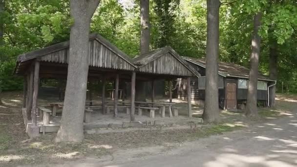 带桌子 长椅和遮阳伞的木制村舍和花园 — 图库视频影像