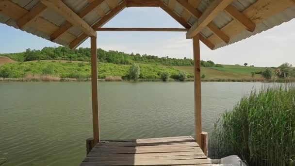 Dermaga Kayu Dengan Kanopi Tepi Danau Moharac Dikelilingi Dengan Alang — Stok Video
