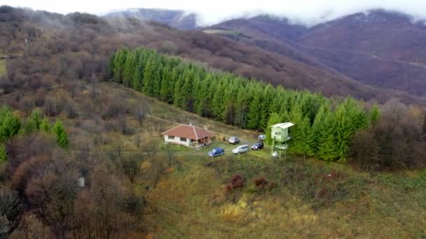 Drone Video Przechwytuje Mały Domek Górze Rudnik Otoczony Zielonymi Lasami — Wideo stockowe
