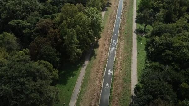 Drone Flyger Över Floden Topcider Flyter Genom Parken Belgrad Serbien — Stockvideo