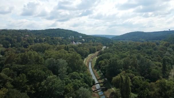 Imágenes Aéreas Densos Bosques Que Rodean Río Topsider Belgrado Serbia — Vídeo de stock