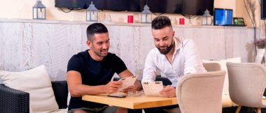 Restoranda takılan arkadaşlar.