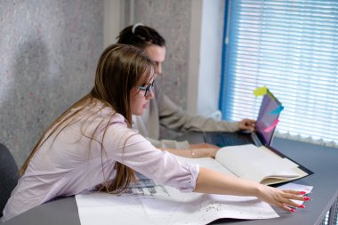 Ofisteki proje üzerinde çalışan meslektaşlar