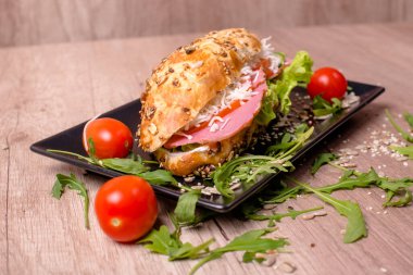 Masada bir sandviç.