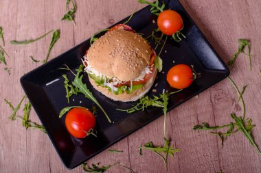 Masada bir sandviç.