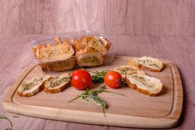 Masada kızarmış ekmek.