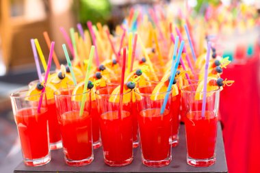 Barın üstünde duran kırmızı kokteyller.