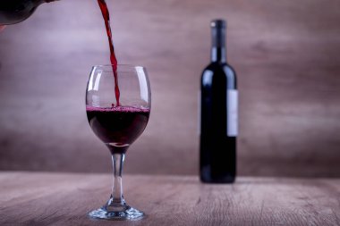 Kırmızı bir şaraba aşık.