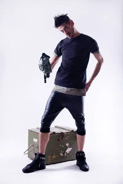 Gaz maskeli adam, beyaz arkaplan