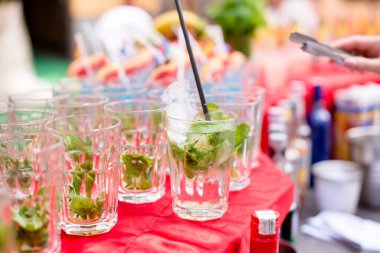 Mojito içmek, buzlu kokteyl.