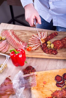 Dekorasyon yemekleri, tütsülenmiş et şarküterileri.