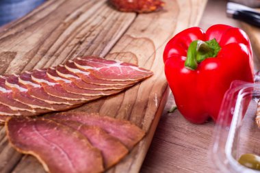 Ahşap bir masada yemek süslüyor.