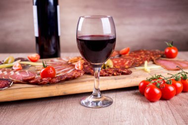 Kırmızı şarap ve tütsülenmiş et.