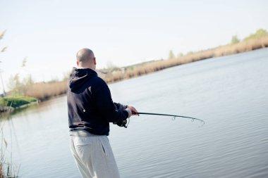 Fish göldeki genç balıkçıyı dolandırıyor.