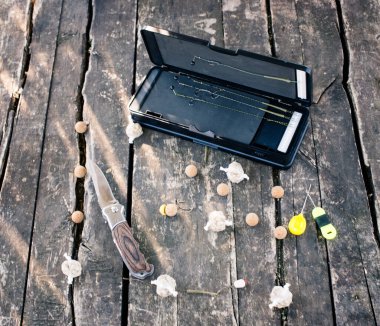 Kırsal bir masada balıkçılık malzemeleri.