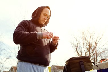 Balık tutmak, sazan için yem hazırlamak.