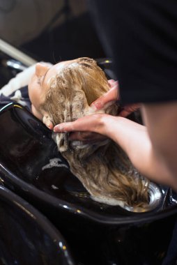 Kızların saçlarını yıkamak, güzel manzara.