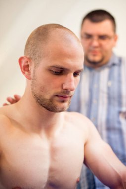 Genç adam terapide.