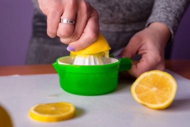 Limonata hazırlıyorum.