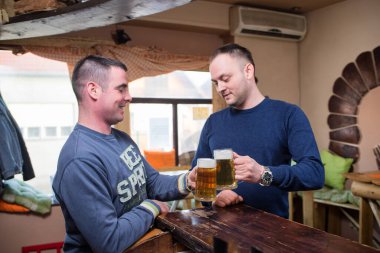 Çocuklar bira içiyor.