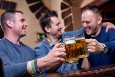 Arkadaşlar barda bira içerek iyi vakit geçiriyorlar.