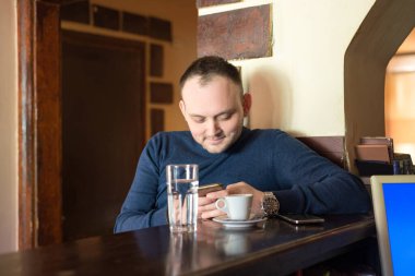 Adam barda kahve içiyor.