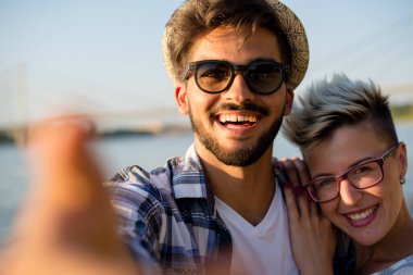 Mutlu çift alarak selfie Beach