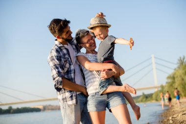 Sahildeki hippi ailesi eğleniyor.