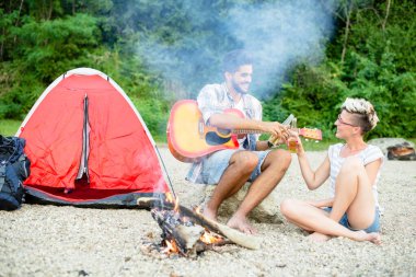 Biraz sevgili zamanı, sahilde kamp yapmak.