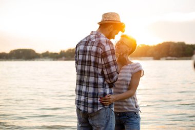 Sahilde romantik bir gün batımı