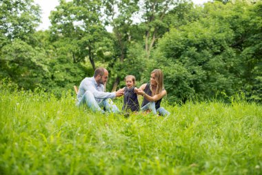 Bebeğim, anne ve baba parkta piknikte.