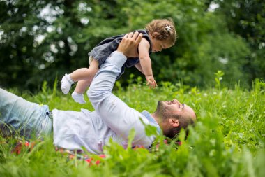Baba kız piknikte doğada oynuyorlar.