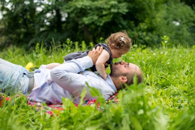 Kız ve baba doğada oynuyorlar.
