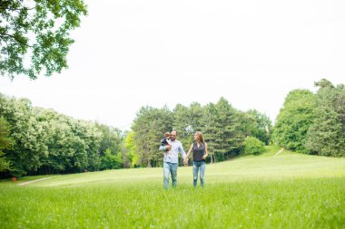 Parkta otların arasında yürürken