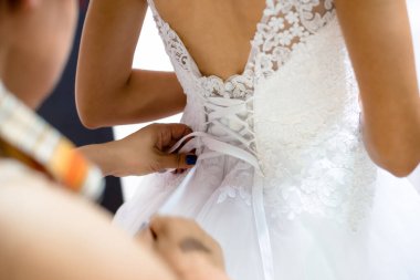 Gelinin hazırlanmasına yardım ediyorum.