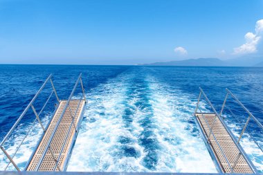 Yolcu gemisinden güzel mavi, temiz su manzarası.