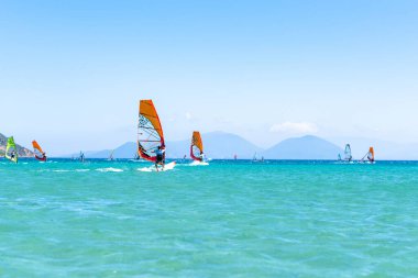 Turkuaz suyu ve egzotik varış yeri olan güzel bir sahil.