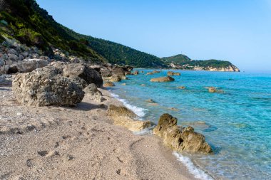 Temiz turkuaz suyu ve egzotik varış yeri olan güzel, huzurlu, vahşi bir sahil.