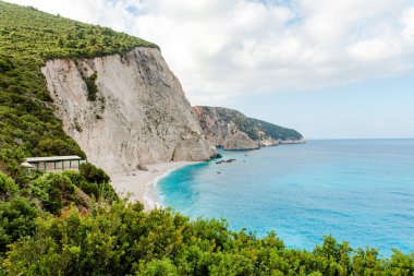 Vahşi turkuaz denizin güzel manzarası. Seyahat yerleri