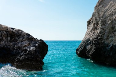 Turkuaz deniz ve kayalık plajın güzel manzarası. Seyahat yerleri