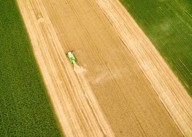 Buğday tarlası hava görünümünde birleştir
