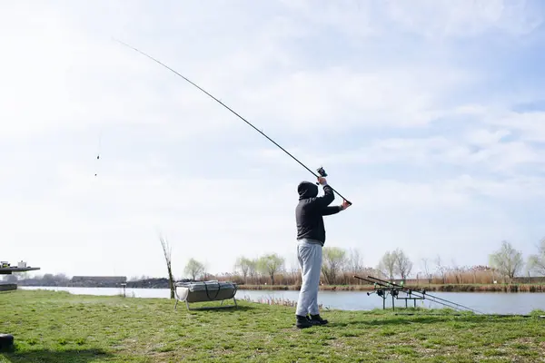 Balıkçı oltasını atıyor