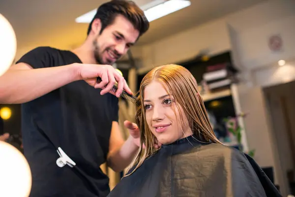 Sarışın için yeni saç stili oluşturuluyor