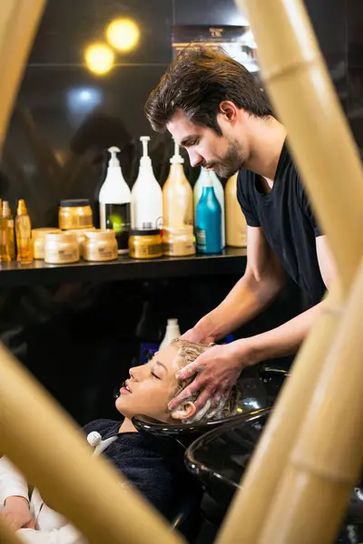 Bir salonda saç bakıcısı.