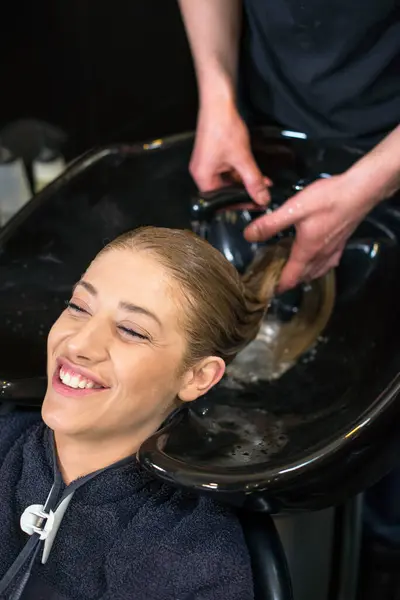 Kuafördeki mutlu müşteri.