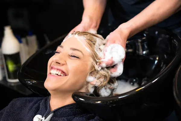 Kızların saçlarını yıkıyorum.