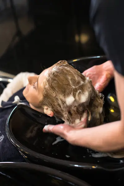 Sarışın kızların saçlarını yıkıyorum.