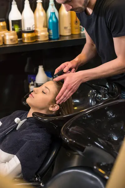 Salonda saç yıkıyorum.