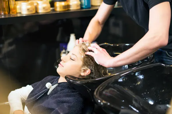 Kuaförde saç yıkamak.