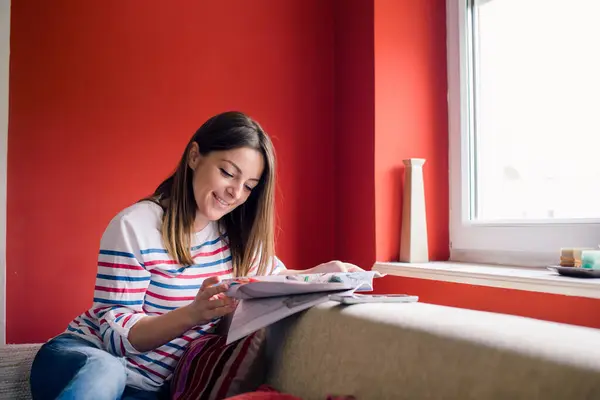 Mädchen Liest Magazin Neben Fenster Wohnzimmer — Stockfoto